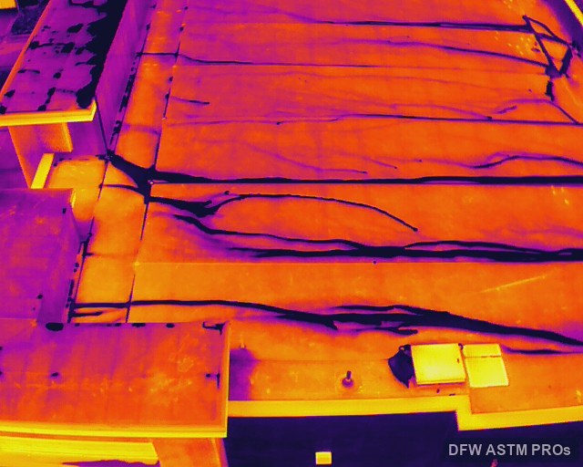 Thermal overview of the same TPO roof showing long branching cool patterns